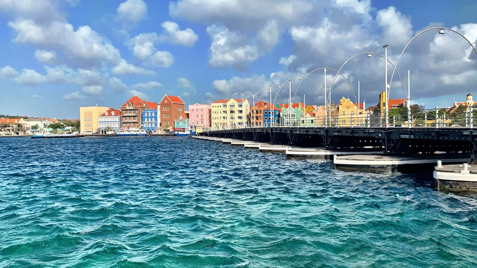 De kleurrijke Handelskade in Willemstad op Curaçao
